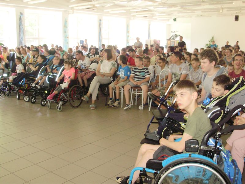 Diváci sledujú divadelné predstavenie